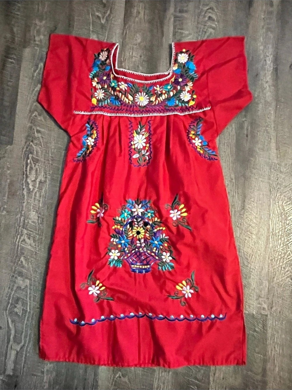 Women’s Medium/Large Red Floral Mexican/Hispanic Traditional Embroidered Mid Dre